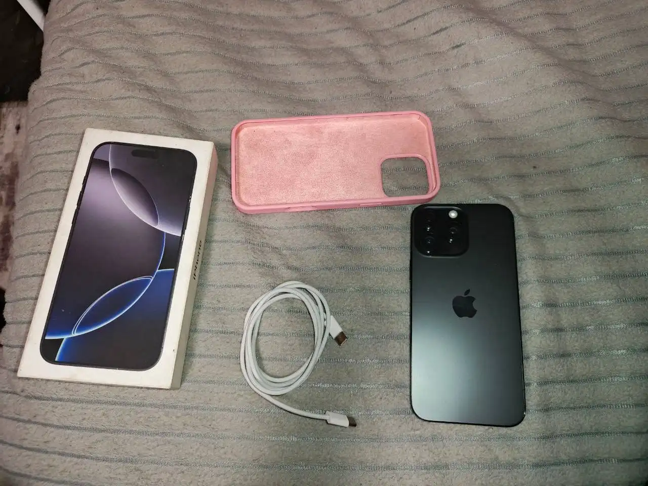 Продам iPhone 16 Pro Max 256 ГБ с пятном на экране