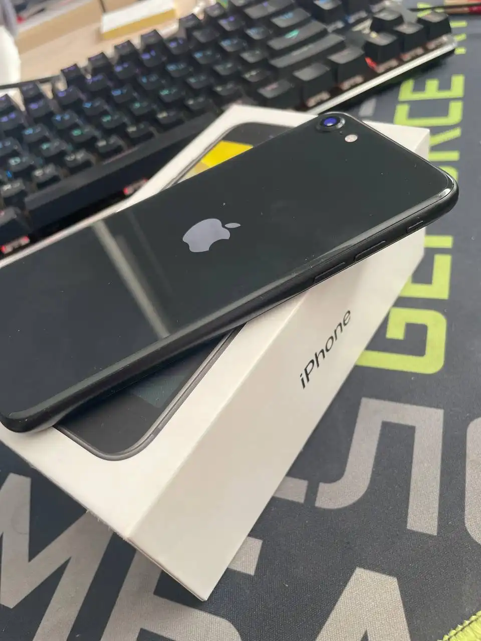 Продам iPhone SE 2020 64GB черный - Смартфоны (Электроника) в Владивосток