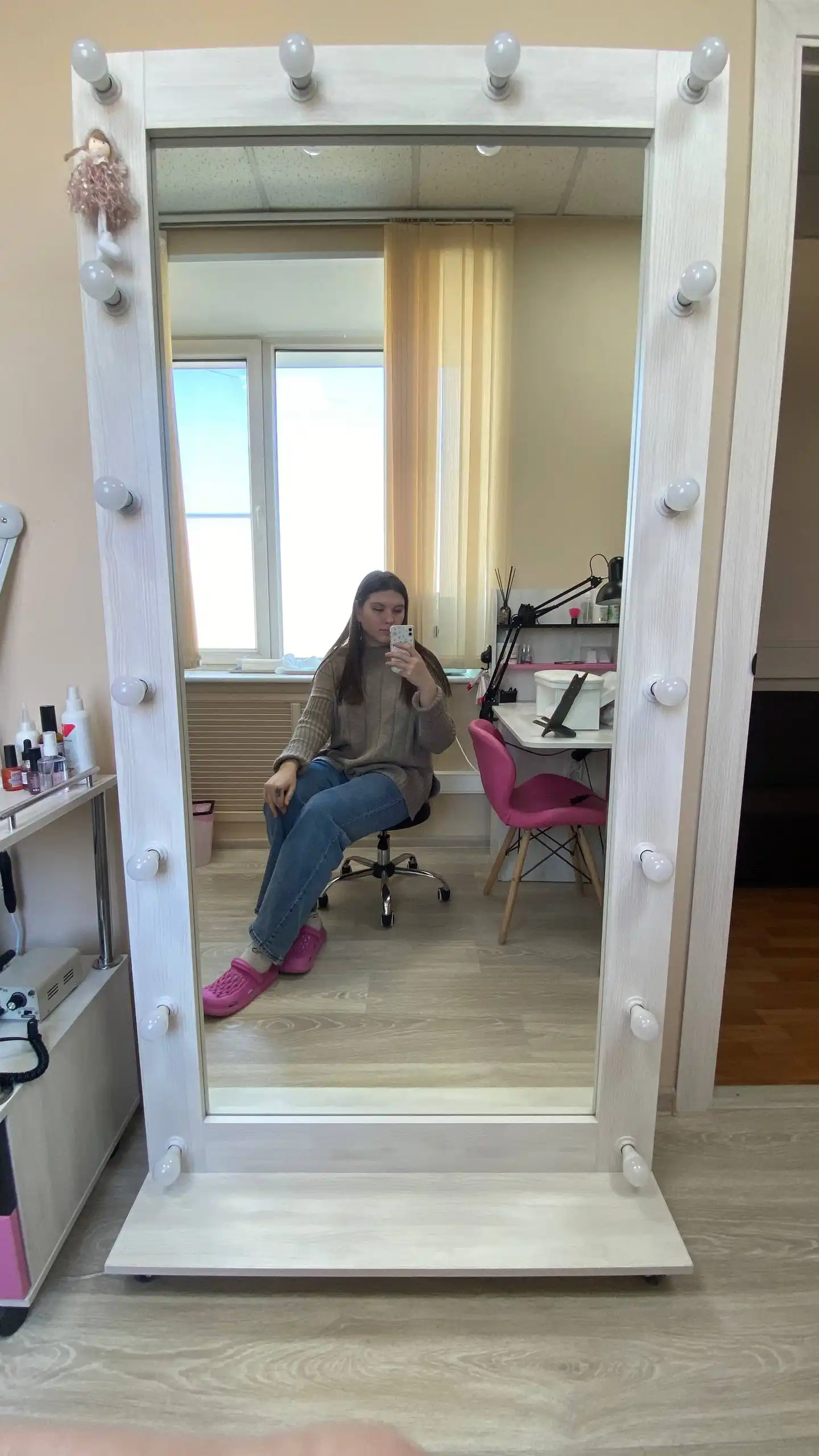 Продажа шкафа и гримерного зеркала с подарками - Барахолка в Владивосток