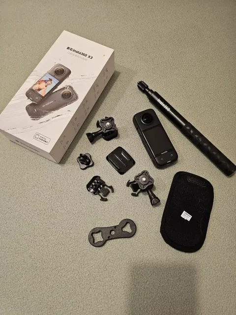 Продам экшн-камеру Insta360 с комплектом аксессуаров - Аксессуары для телефонов в Владивосток