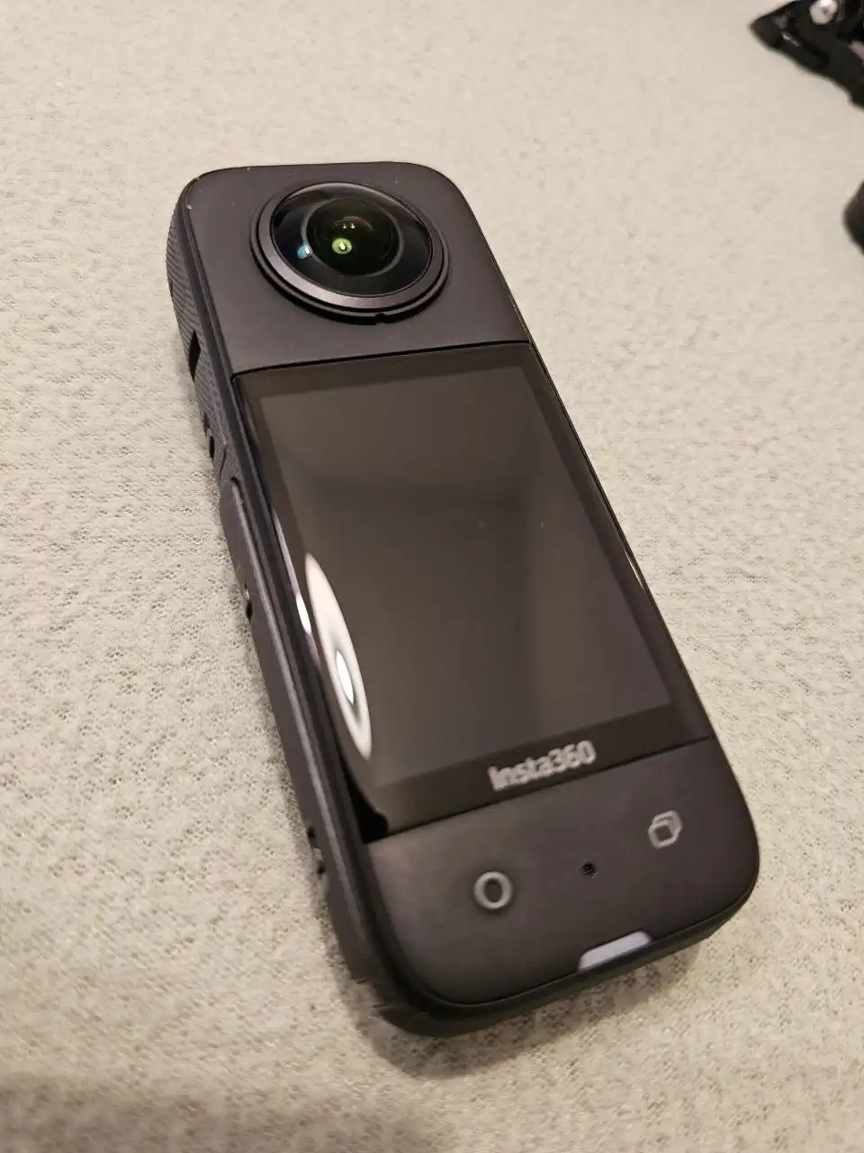 Продам экшн-камеру Insta360 с комплектом аксессуаров - Фото- и видеотехника (Электроника) в Владивосток