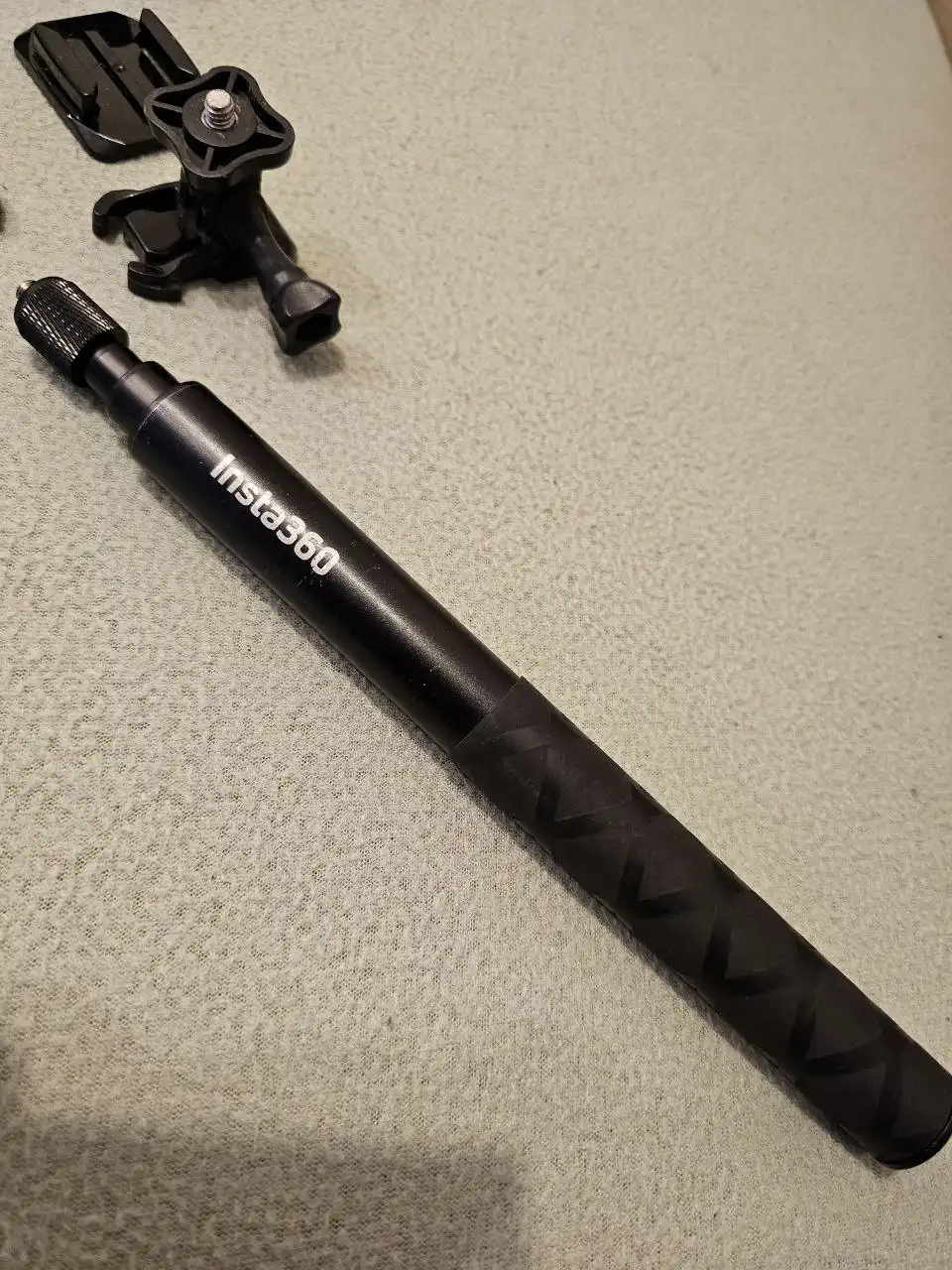 Продам экшн-камеру Insta360 с комплектом аксессуаров - Фото- и видеотехника (Электроника) в Владивосток