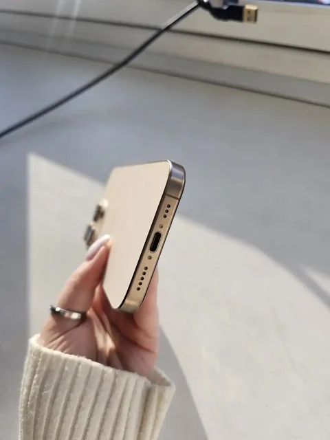 Продам Айфон 16 Pro 256гб золотой - Смартфоны в Владивосток