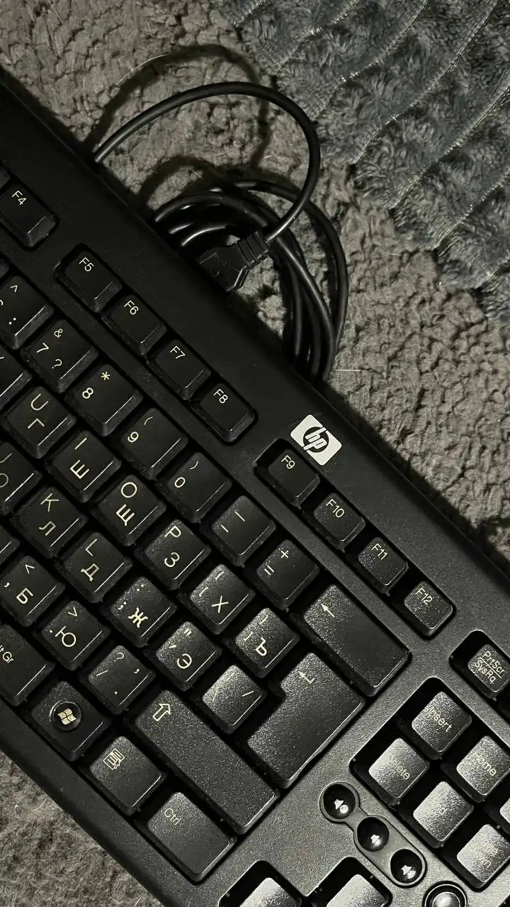 Продажа старых вещей: клавиатура HP, игровая гарнитура, каблуки, набор для рисования - Барахолка в Владивосток