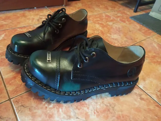 Продажа обуви и одежды: полуботинки, пуховик, харки, кроссовки - Свитшоты в Владивосток