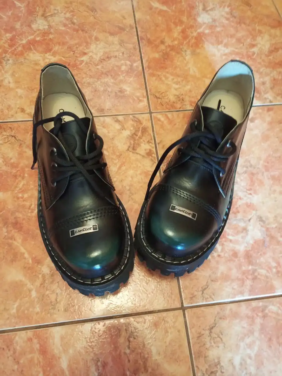 Продажа обуви и одежды: полуботинки Camelot, пуховик PUMA, толстовка Lonsdale, кроссовки New Balance и Vans - Одежда в Владивосток