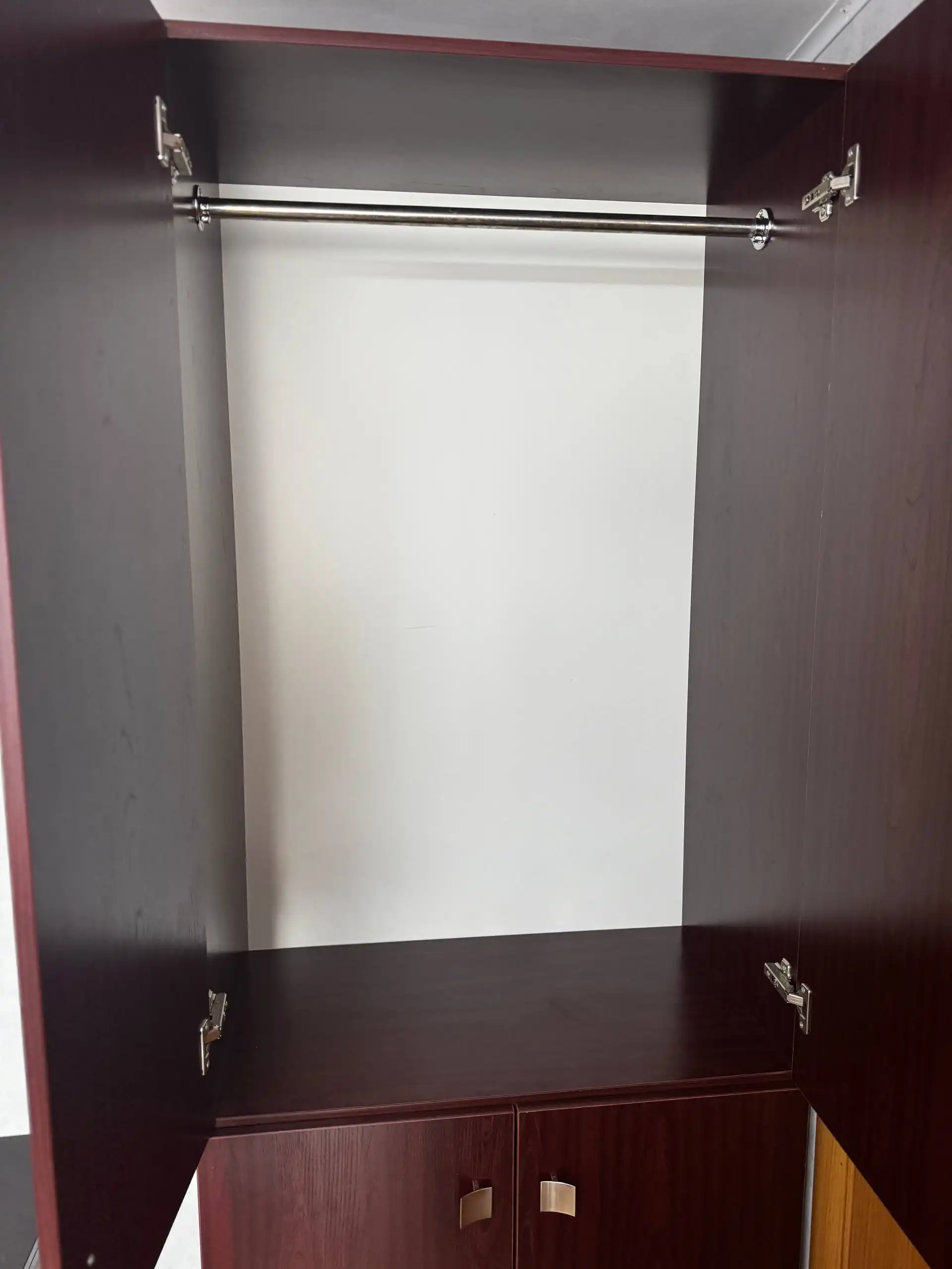 Продам шкаф с автодоводчиками - Мебель (Для дома и дачи) в Владивосток