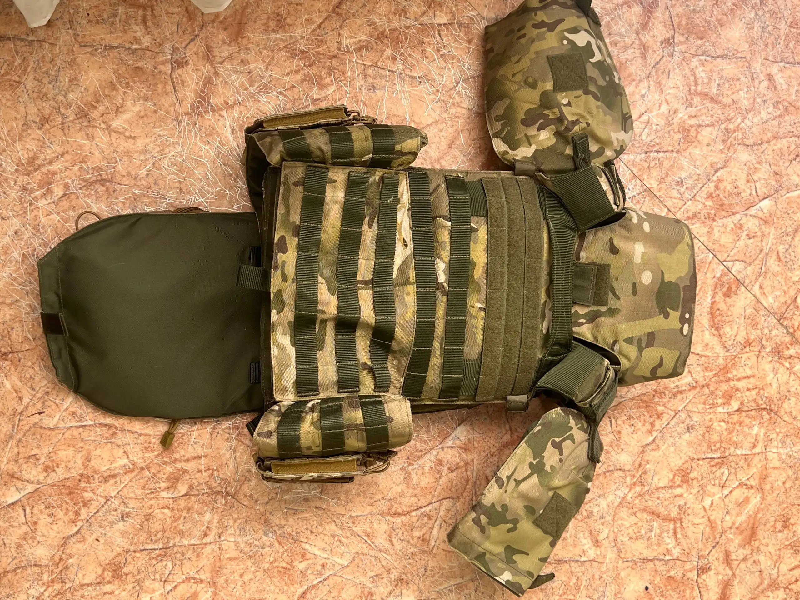 Комплект бронежилет с плитами, каска, тактический пояс - Тактическое снаряжение (Хобби и отдых) в Владивосток