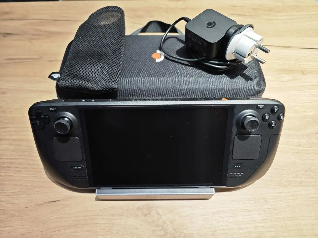 Продам Steam Deck OLED 1 TB с док-станцией UGREEN - Игровые консоли (Электроника) в Владивосток