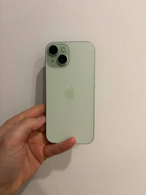 iPhone 15 128GB с аккумулятором 86% - Электроника в Владивосток