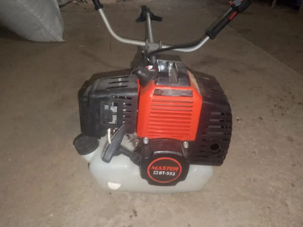 Продам бензиновый триммер - Садовый инструмент (Барахолка) в Владивосток