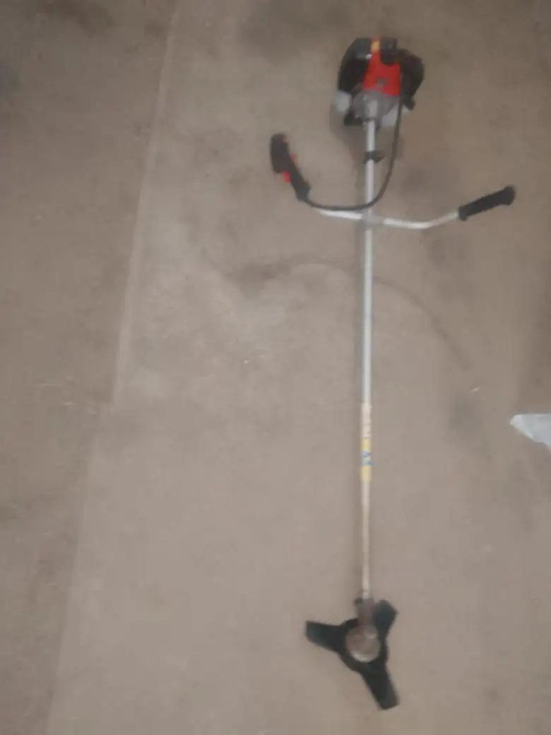 Продам бензиновый триммер - Садовый инструмент (Барахолка) в Владивосток