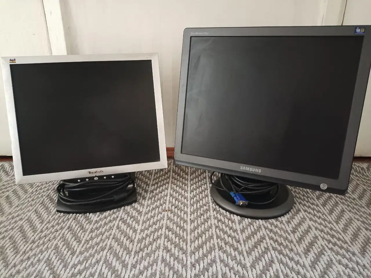 Продажа мониторов с комплектом кабелей - Мониторы (Электроника) в Владивосток