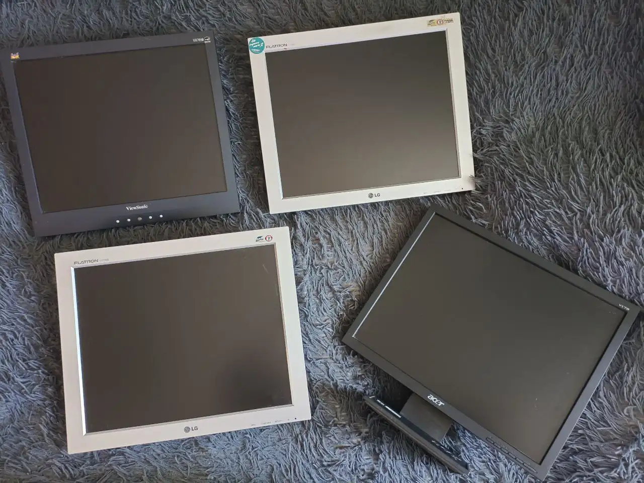 Продажа мониторов с комплектом кабелей - Мониторы (Электроника) в Владивосток