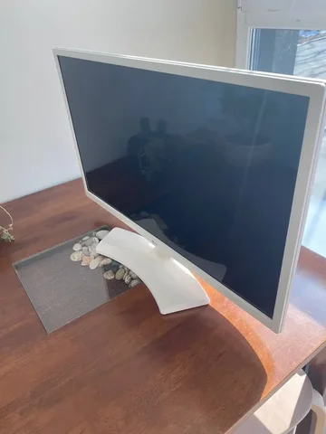 Телевизор LG в отличном состоянии - Игровые аксессуары в Владивосток
