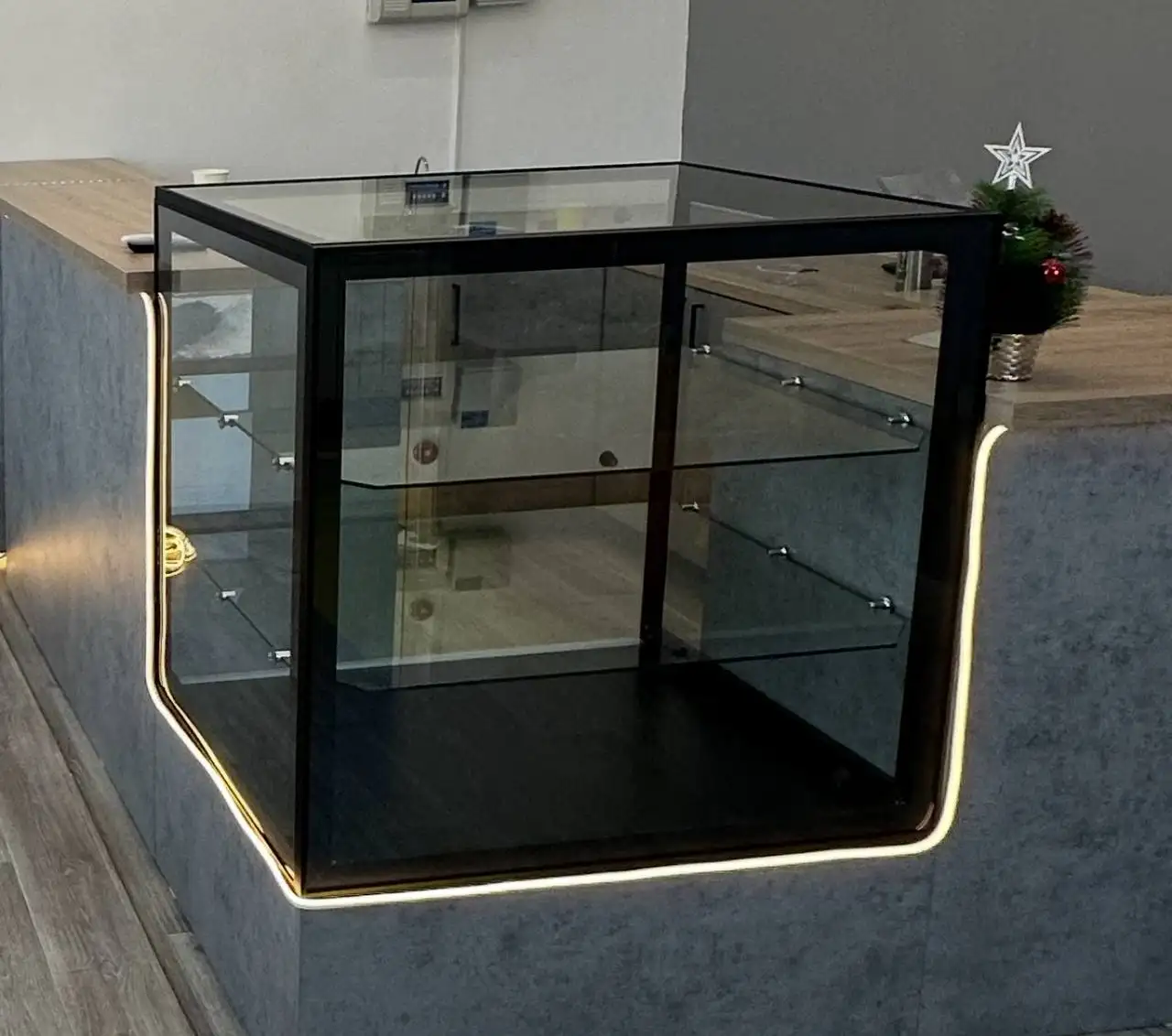 Продам витрину для выпечки - Торговое оборудование (Барахолка) в Владивосток