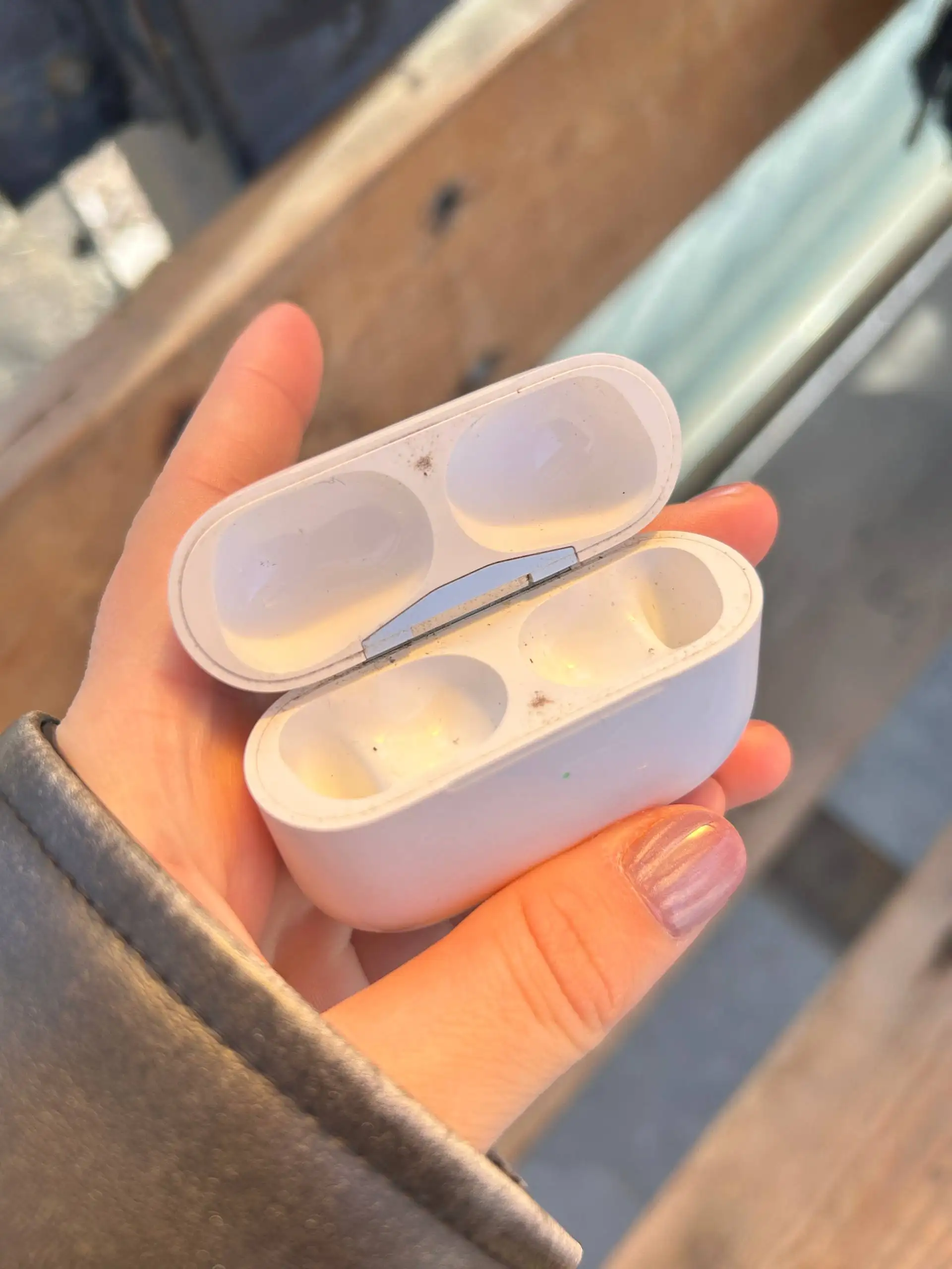 Найден кейс от наушников - Барахолка в Владивосток