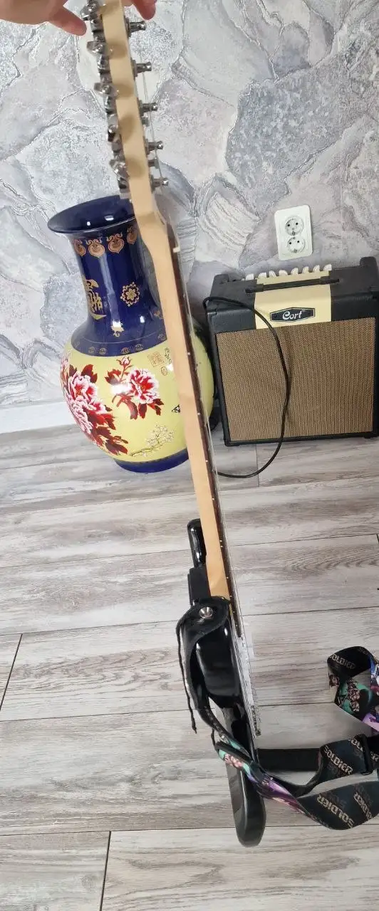 Продам электрогитару Homage с чехлом - Музыкальные инструменты (Барахолка) в Владивосток