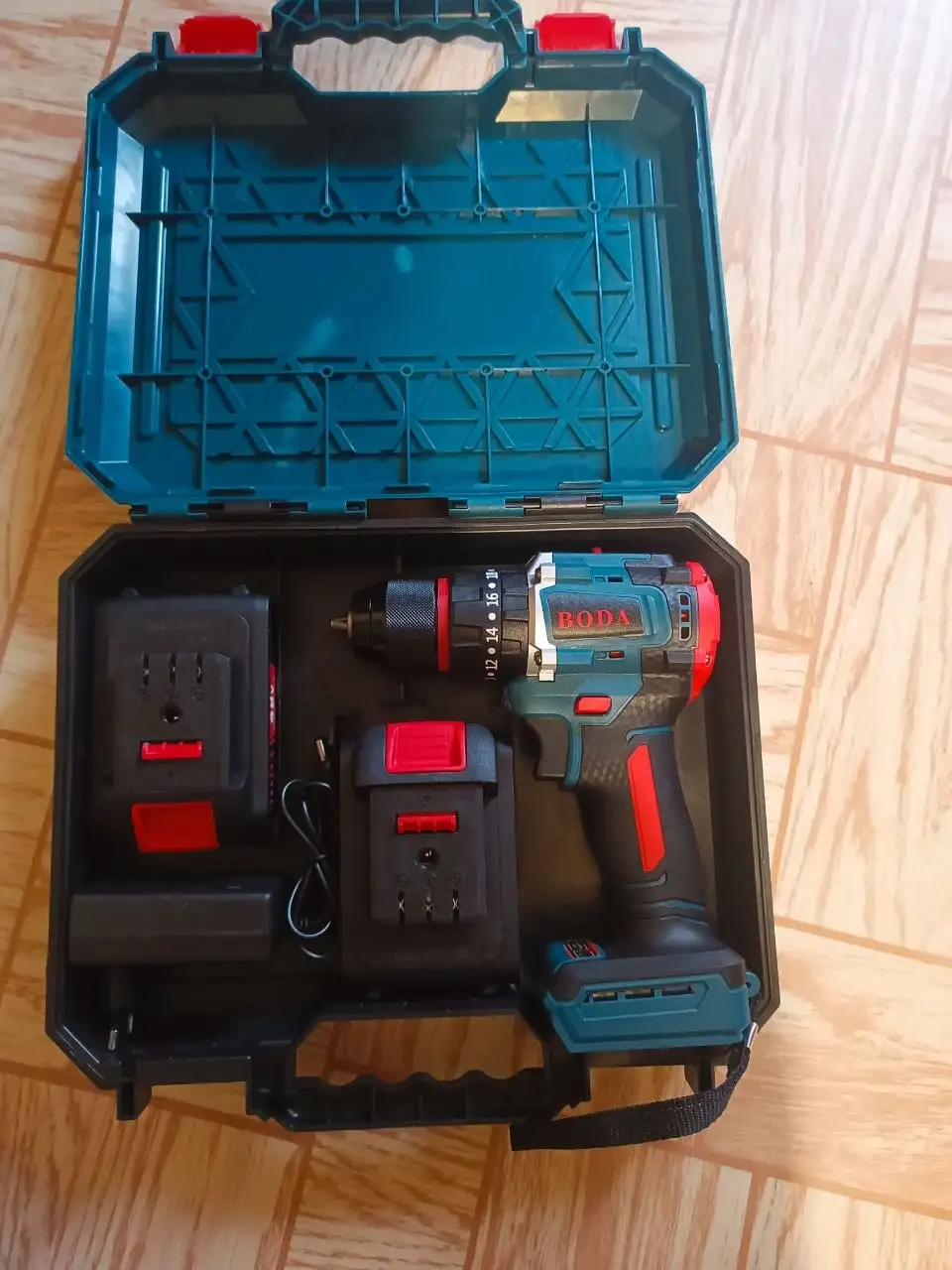 Продам шуруповерт бесщеточный ударный новый с аксессуарами - Инструменты (Барахолка) в Владивосток