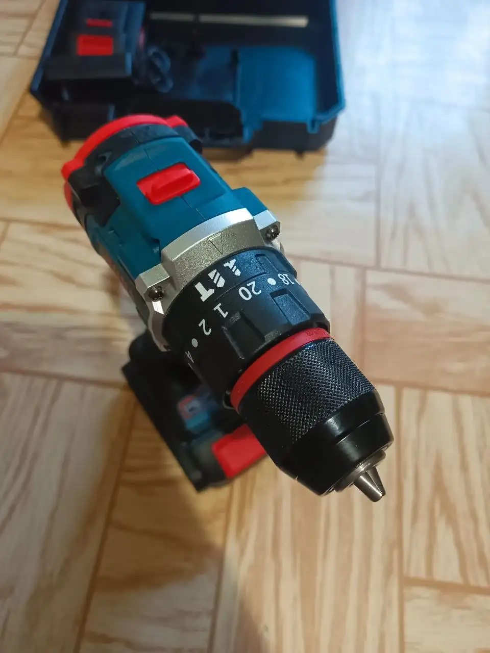 Продам шуруповерт бесщеточный ударный новый с аксессуарами - Инструменты (Барахолка) в Владивосток