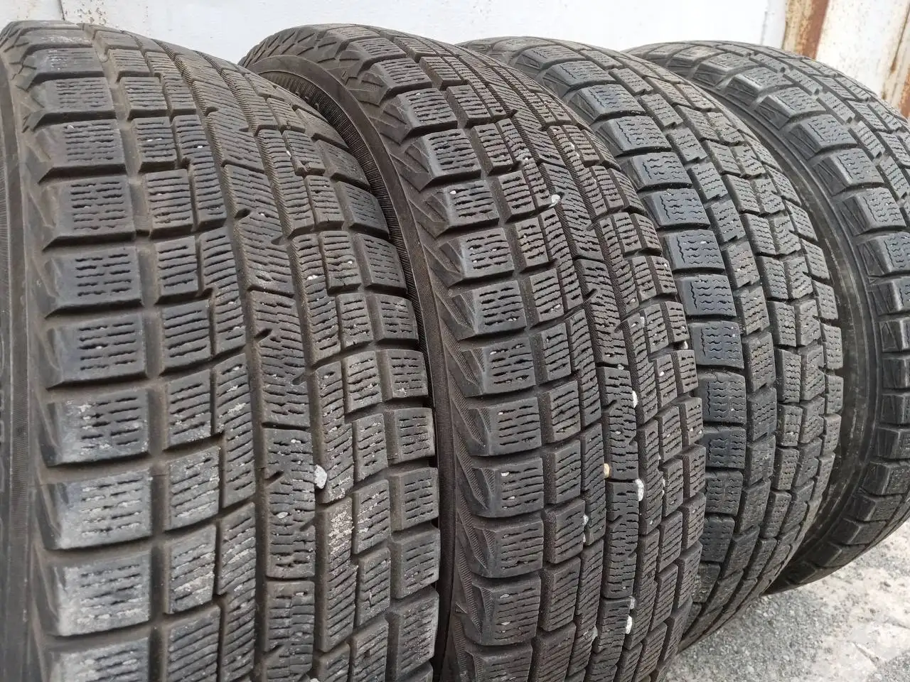 Продам комплект зимних шин Yokohama 175/65R15 - Шины и диски (Запчасти) в Владивосток