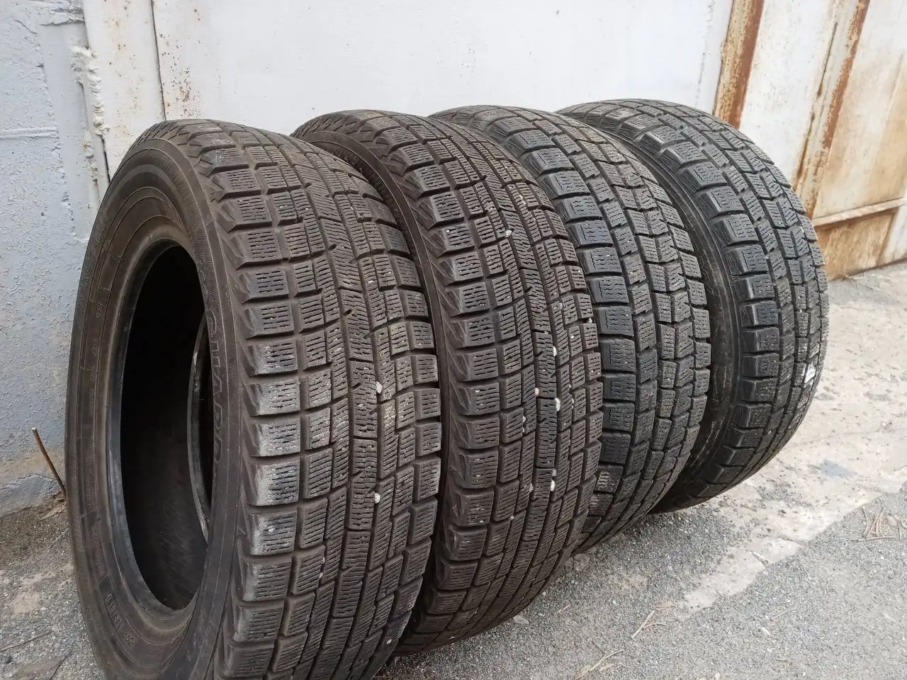 Продам комплект зимних шин Yokohama 175/65R15 - Шины и диски (Запчасти) в Владивосток