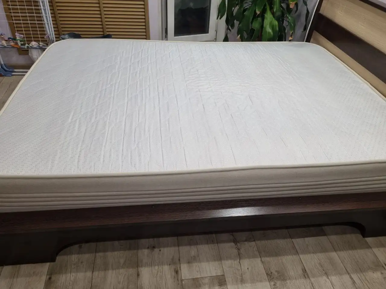 Продается двухспальная кровать с матрасом - Мебель (Для дома и дачи) в Владивосток