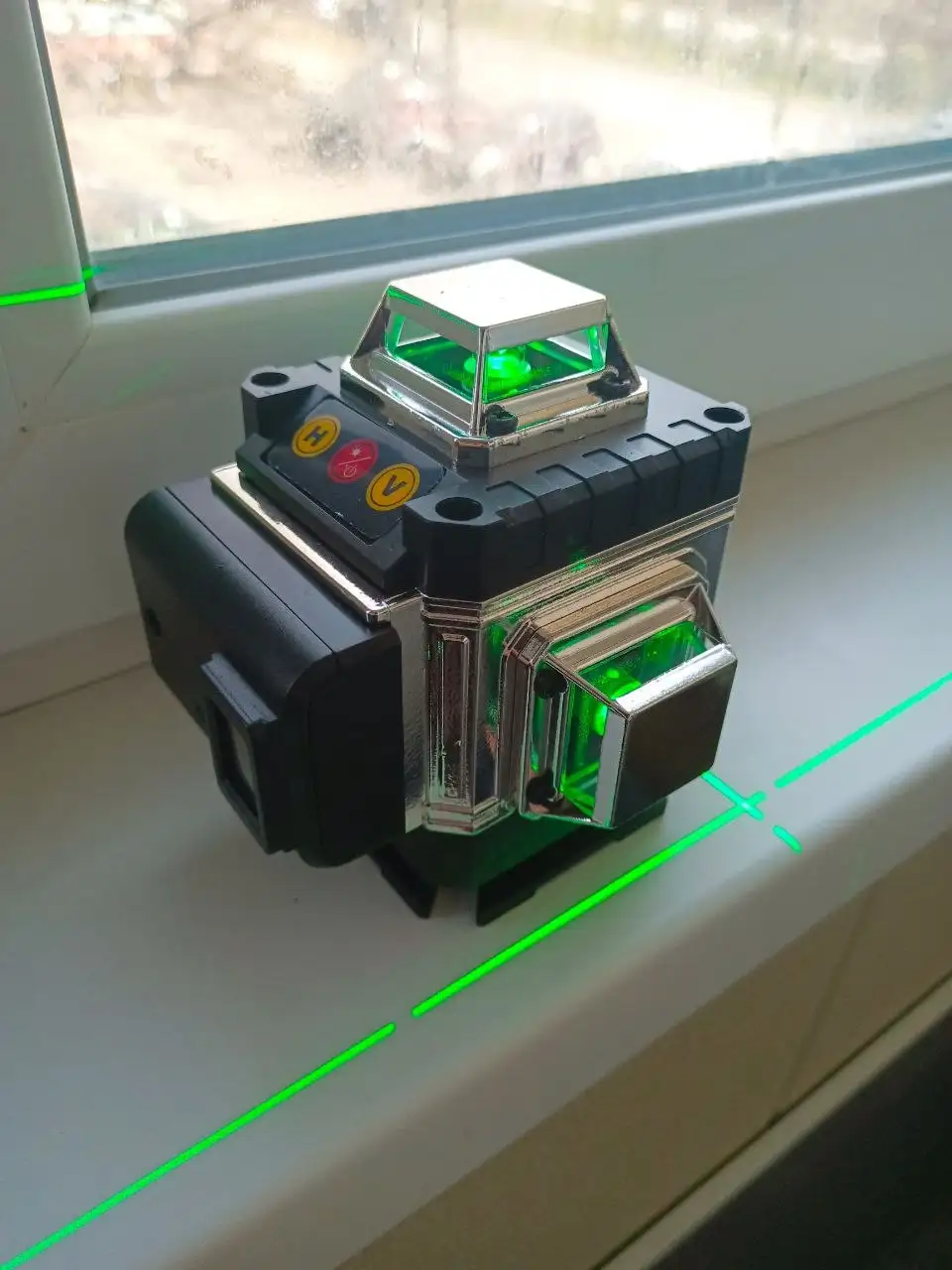 Продам новый лазерный уровень (нивелир) 16 линий - Инструменты (Барахолка) в Владивосток