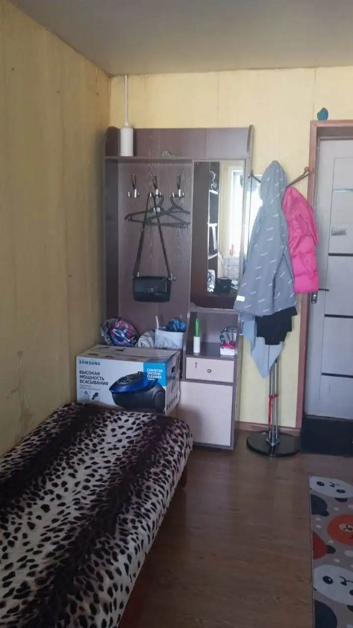 Продажа комнаты в коммунальной квартире с балконом - Комнаты (Недвижимость) в Владивосток