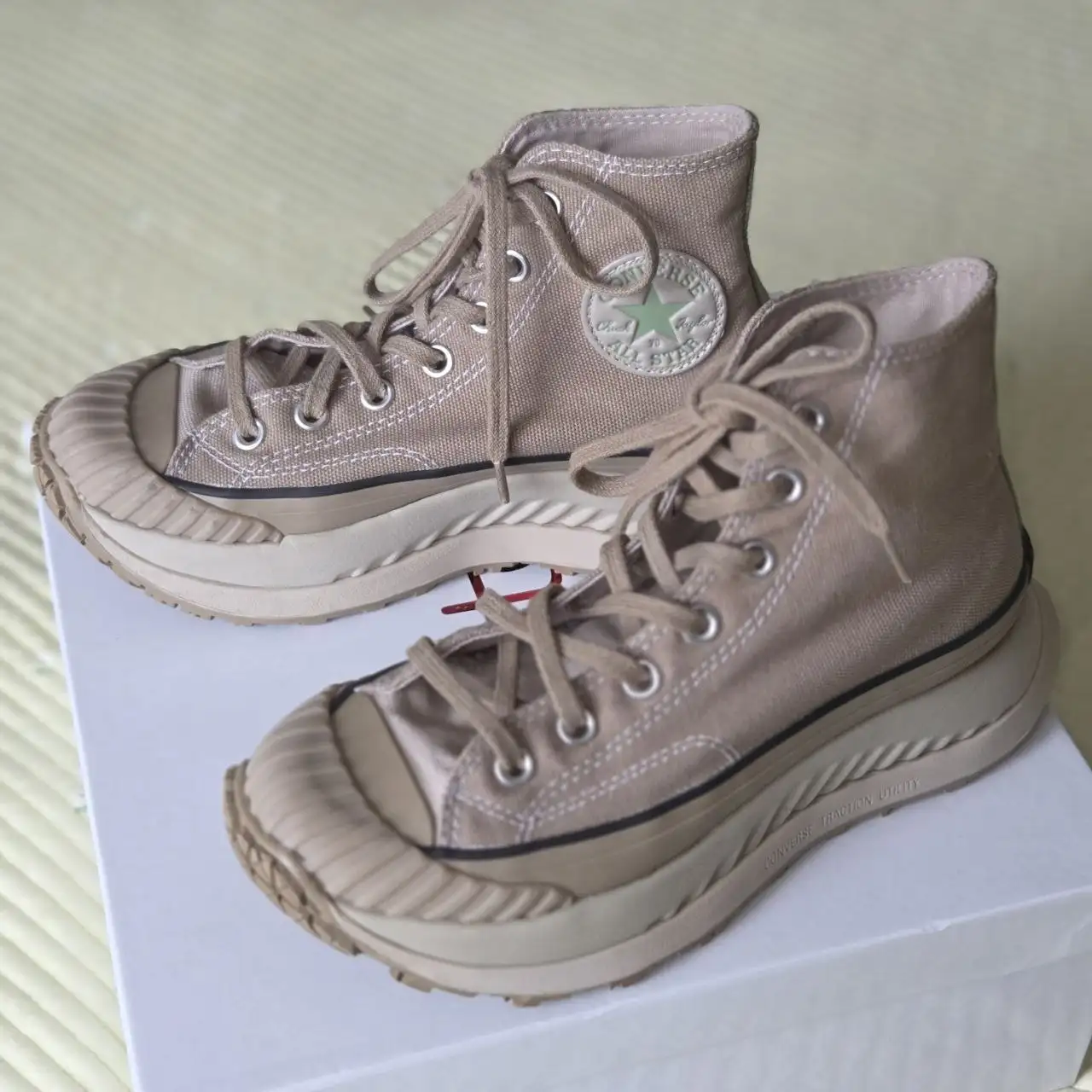 Продам пальто и конверсы Converse - Одежда в Владивосток