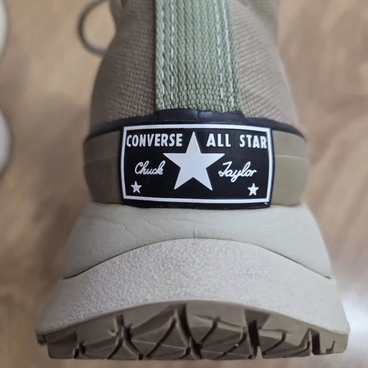 Продам пальто и конверсы Converse - Одежда в Владивосток