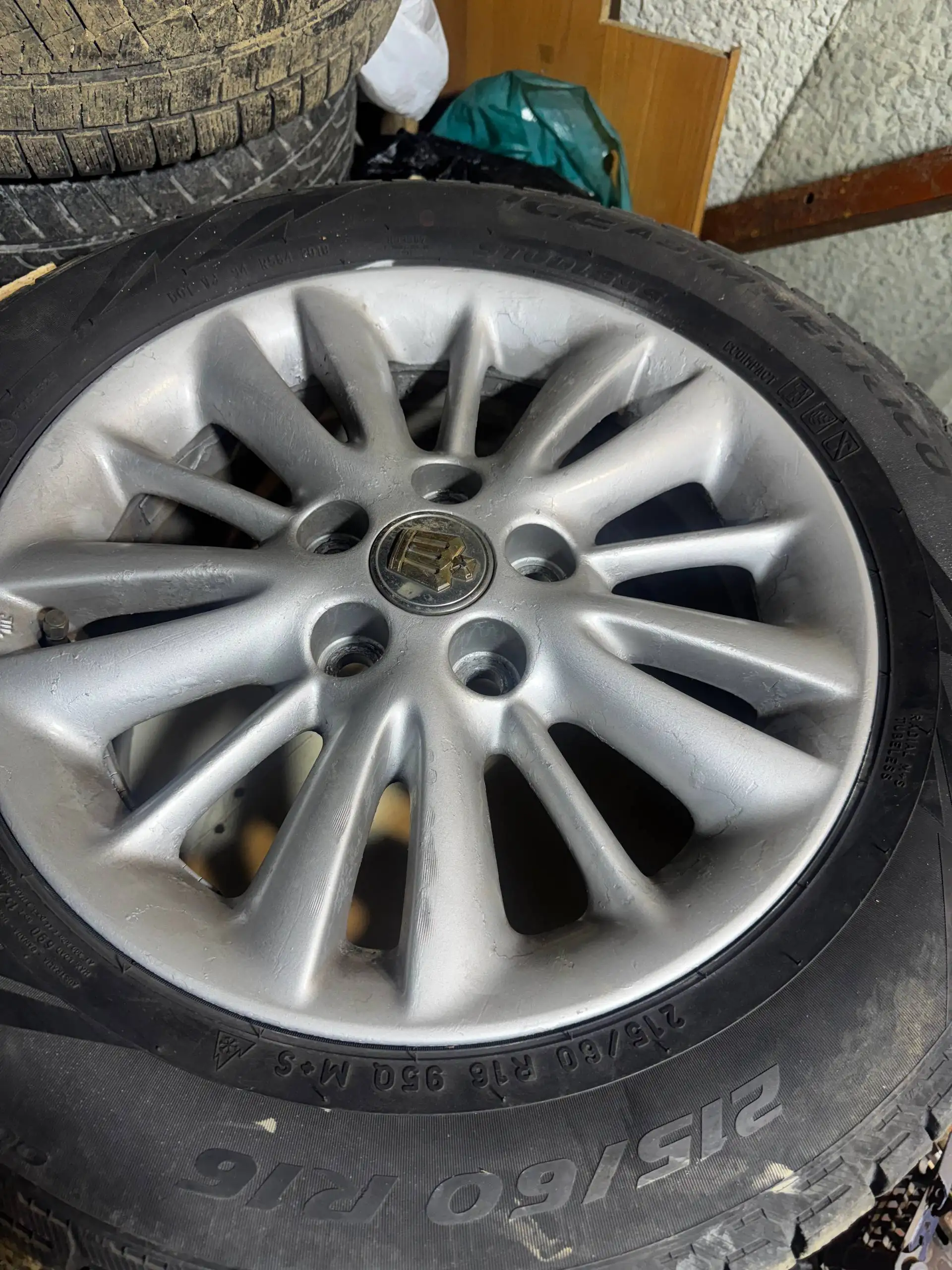 Продам японское литье 5х114.3 с зимней резиной Pirelli 215/60R16 - Шины и диски (Авто) в Владивосток