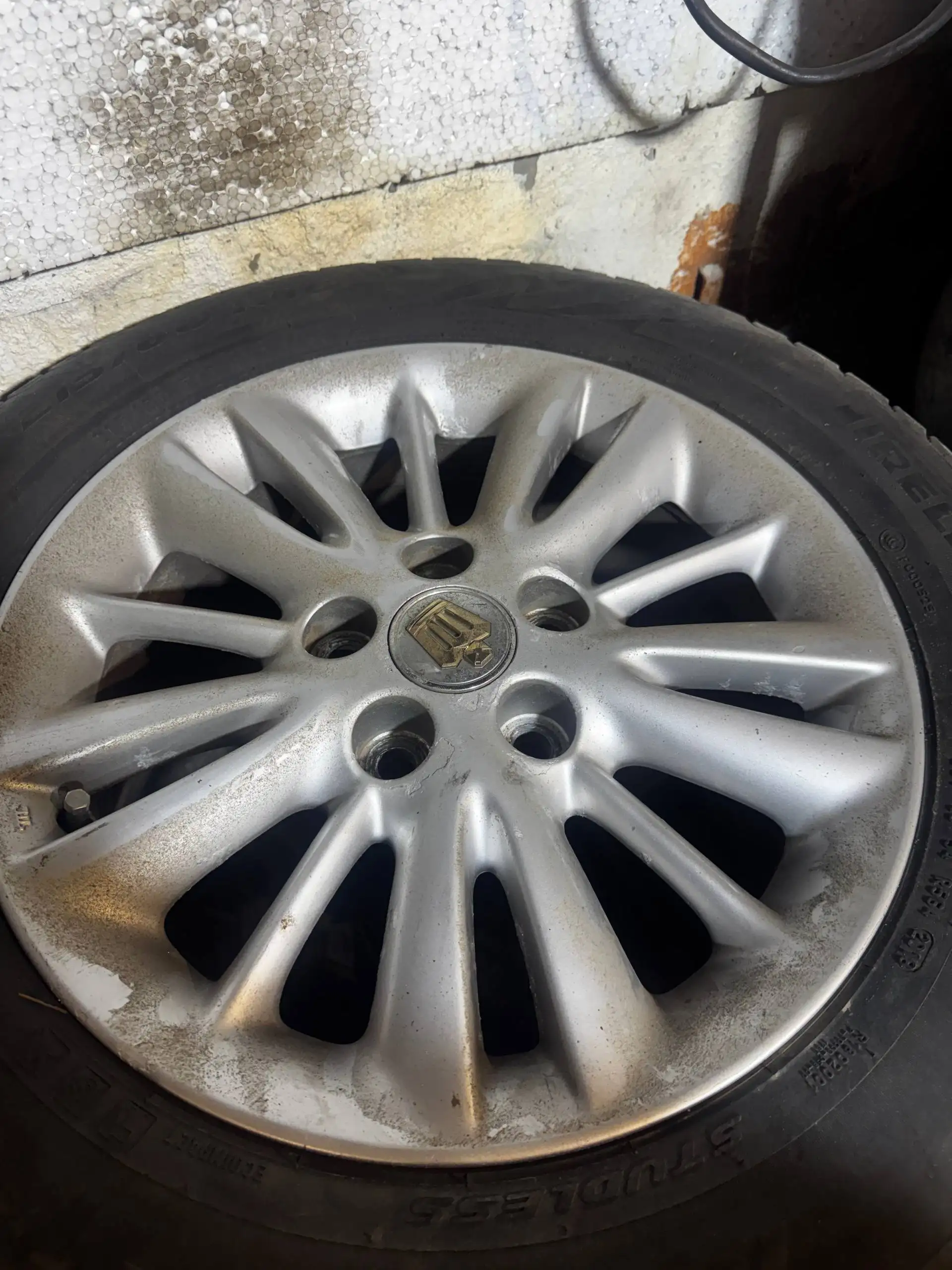 Продам японское литье 5х114.3 с зимней резиной Pirelli 215/60R16 - Шины и диски (Авто) в Владивосток