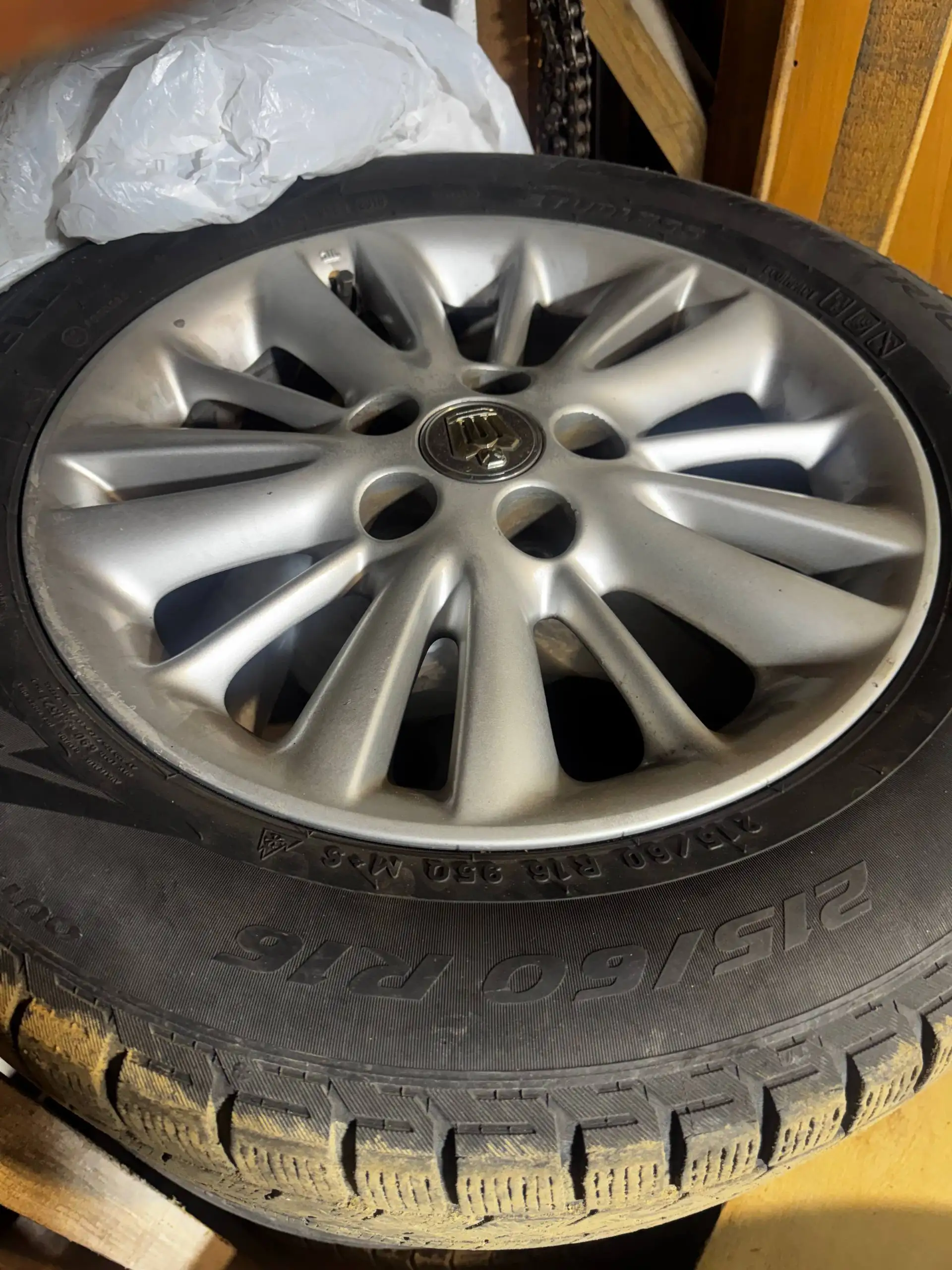 Продам японское литье 5х114.3 с зимней резиной Pirelli 215/60R16 - Шины и диски (Авто) в Владивосток