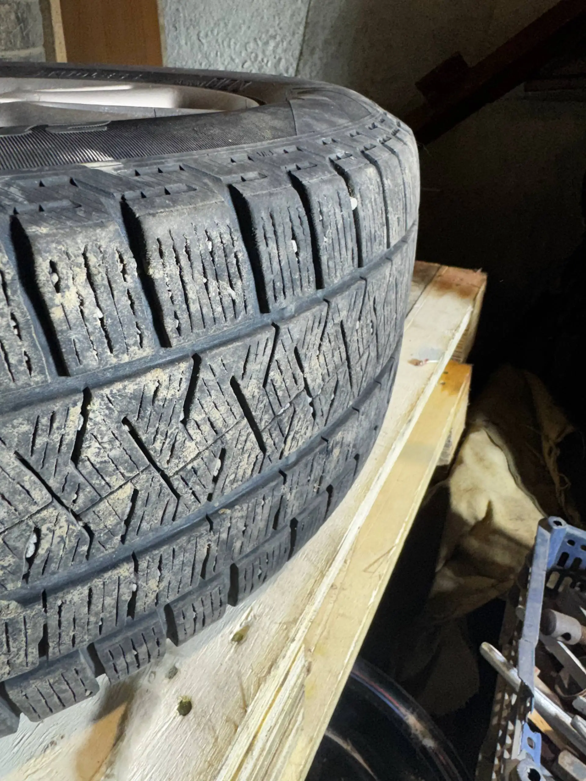Продам японское литье 5х114.3 с зимней резиной Pirelli 215/60R16 - Шины и диски (Авто) в Владивосток