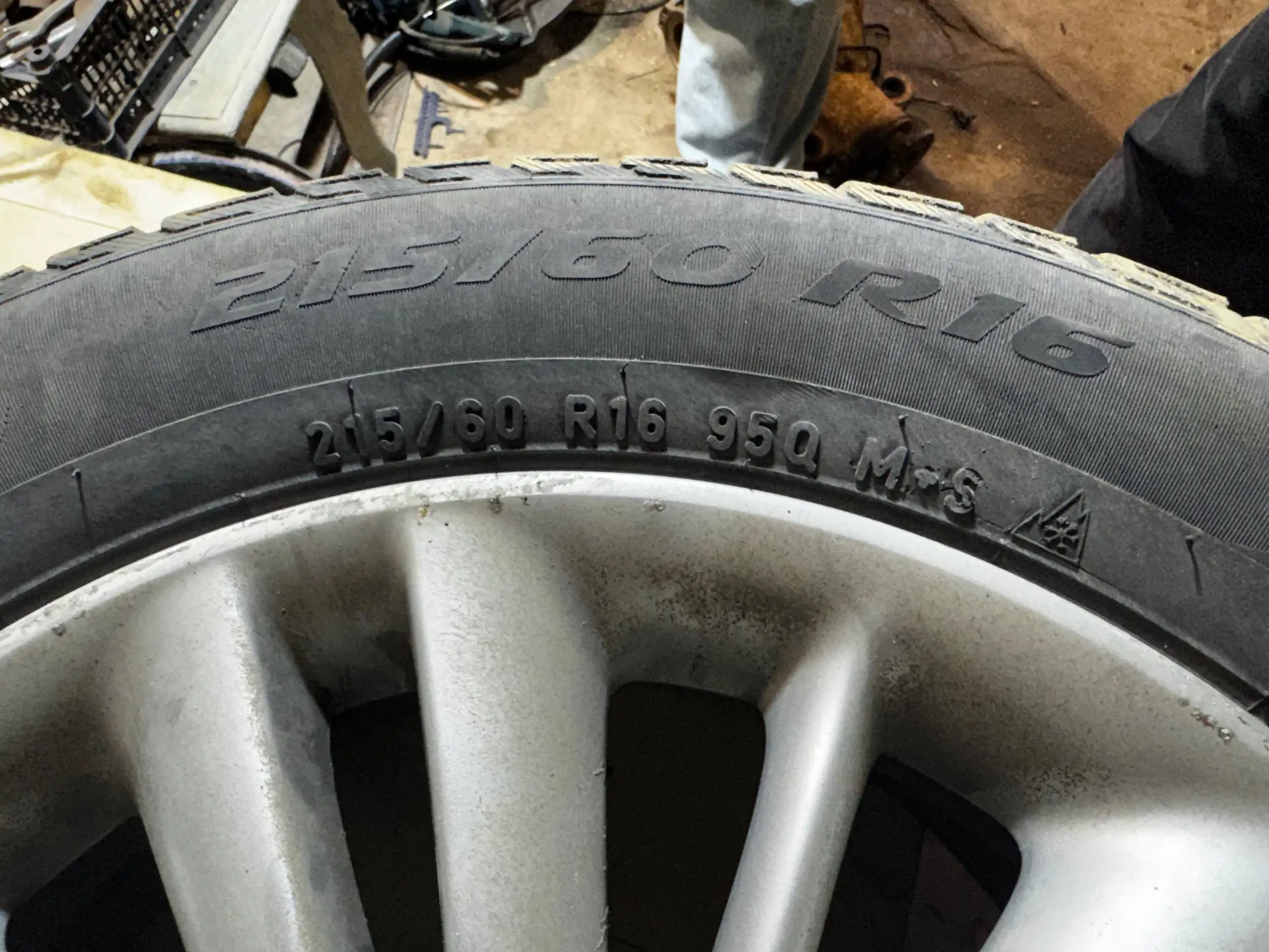 Продам японское литье 5х114.3 с зимней резиной Pirelli 215/60R16 - Шины и диски (Авто) в Владивосток