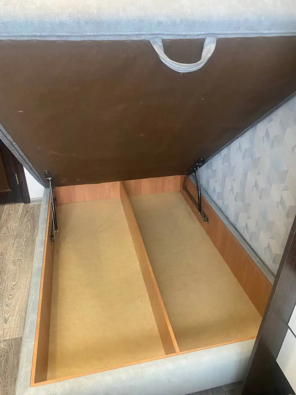 Двуспальная кровать из массива с подъемным механизмом и матрасом - Барахолка в Владивосток