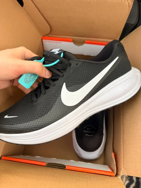 Продам кроссовки Nike Revolution 8 - Обувь в Владивосток