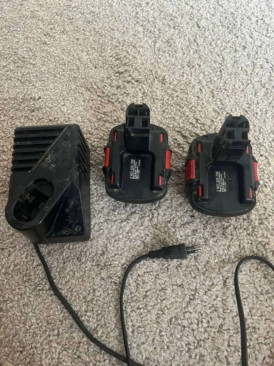 Зарядное устройство Bosch AL 1411 DV + 2 аккумулятора Bosch 12V 1.5Ah - Аккумуляторы и зарядные устройства (Электроника) в Владивосток
