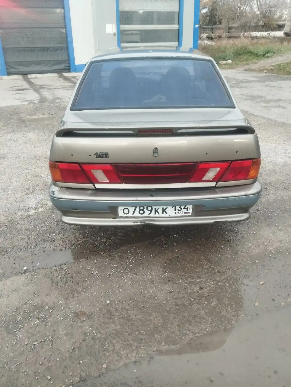 Автомобиль 2002 года на полном ходу