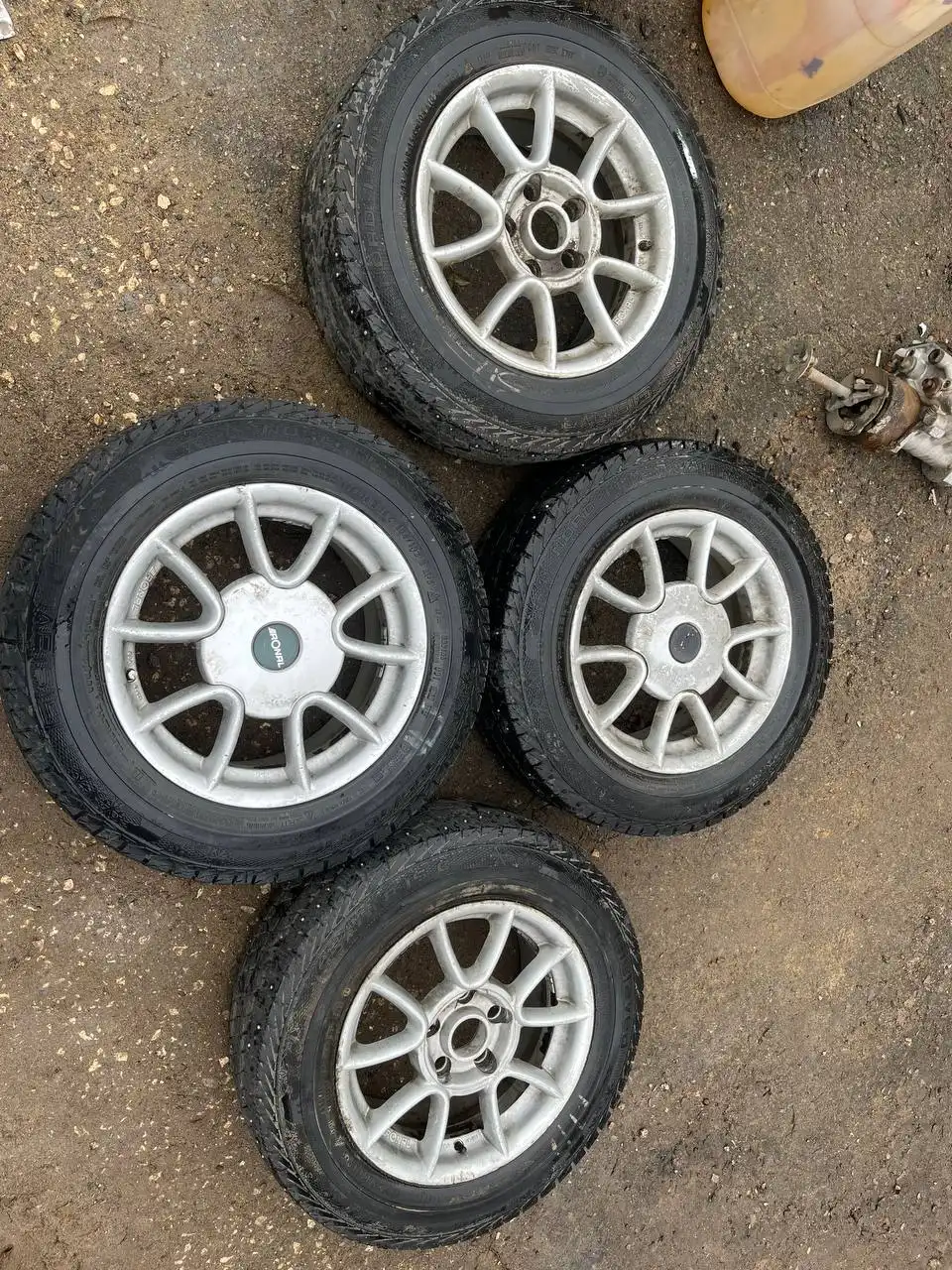 Литые диски с зимней шипованной резиной