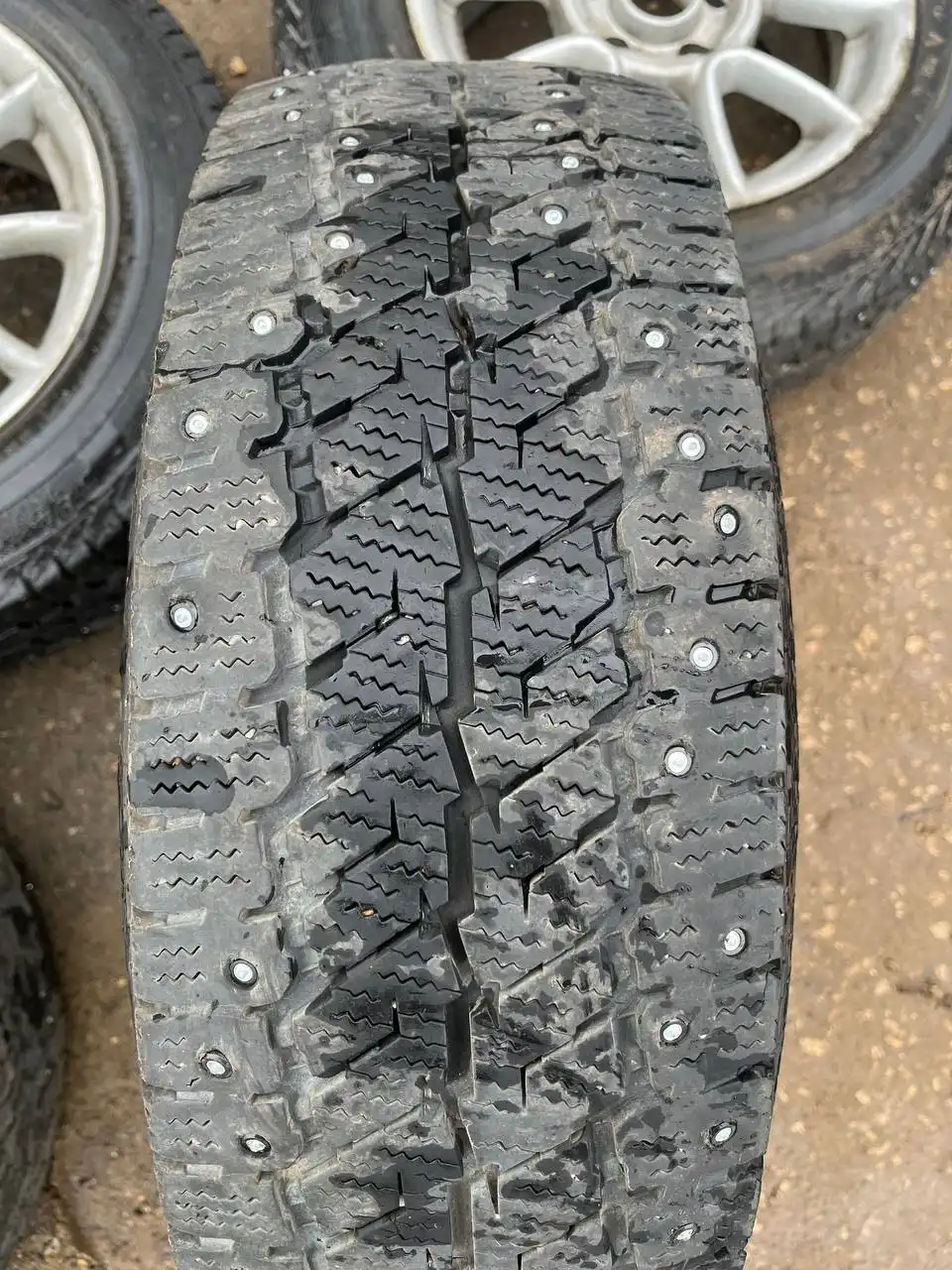 Литые диски с зимней шипованной резиной