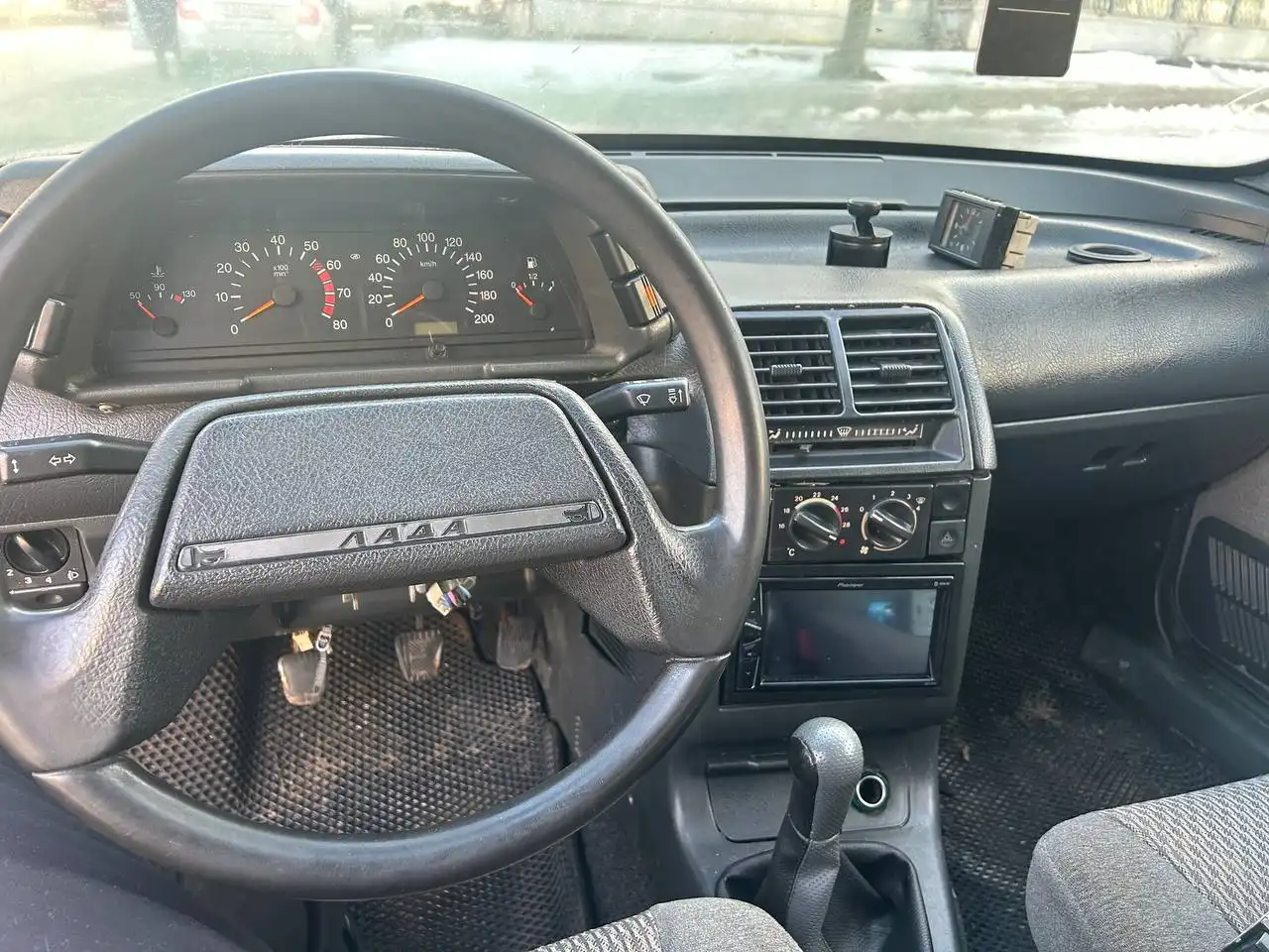 Автомобиль 2003 года выпуска с мотором и коробкой передач