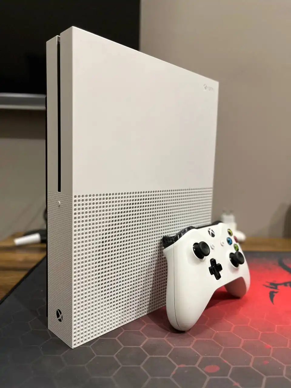 Xbox One S 500GB с игрой The Crew 2 - Игровые консоли (Электроника) в Волгоград