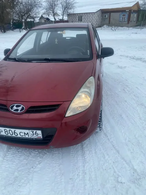 Hyundai i20 2009 года с двумя комплектами шин - Легковые автомобили в Урюпинск