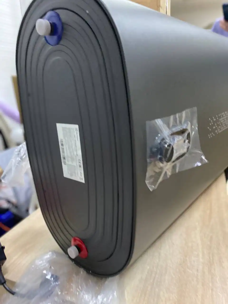 Водонагреватель Electrolux EWH 100 Gladius 2.0 Grafit со скидкой - Бытовая техника (Барахолка) в Ставрополь