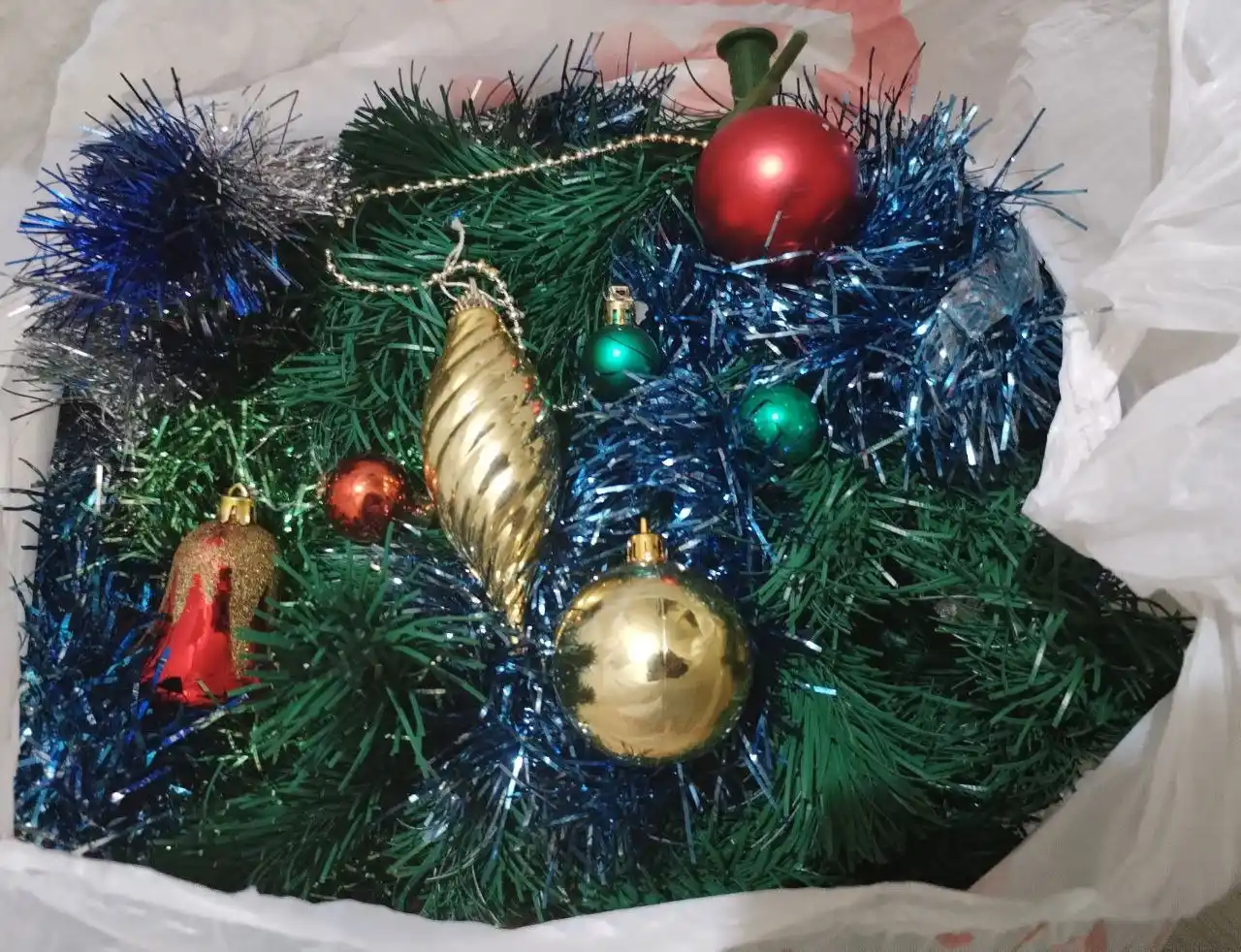 Маленькая настольная ёлочка и новогодние украшения