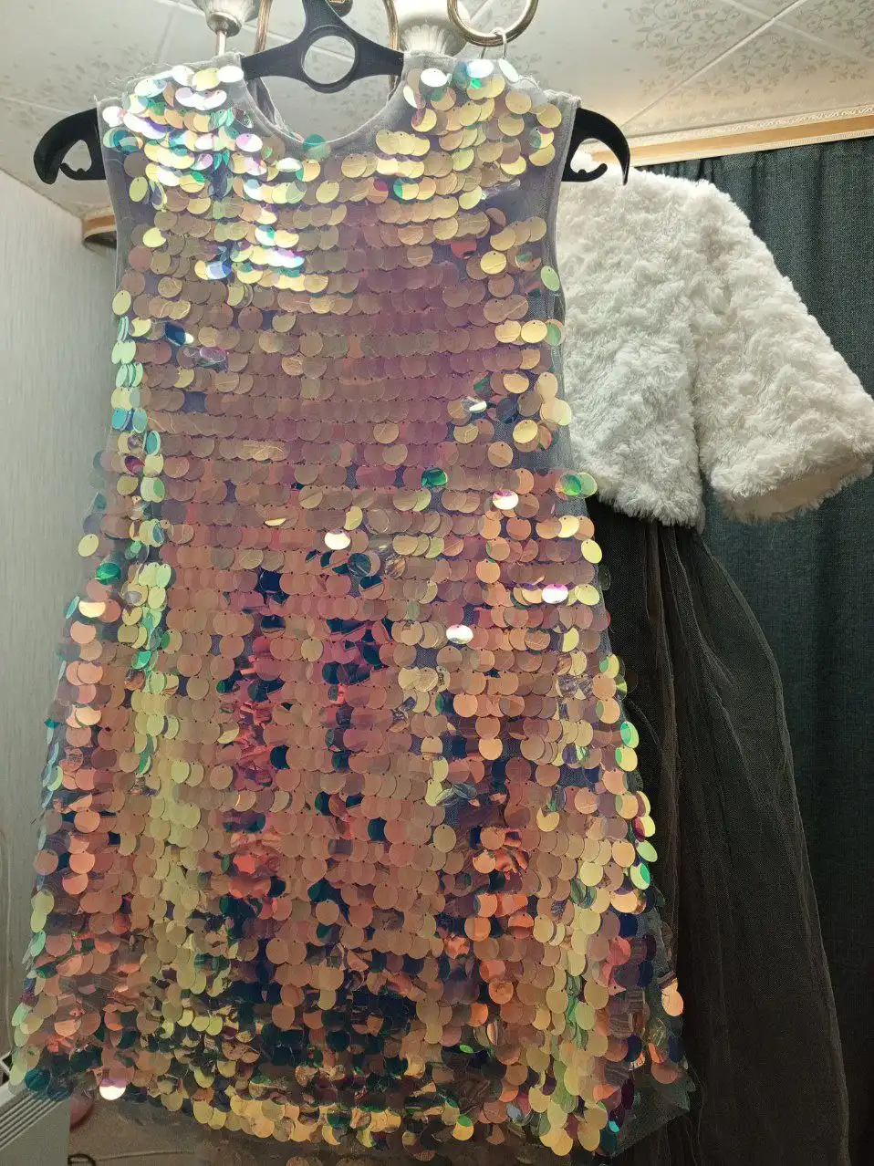 Продам платье с пайетками на рост 140