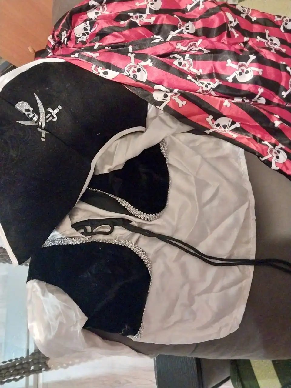 Продам костюмы: пират и снеговик