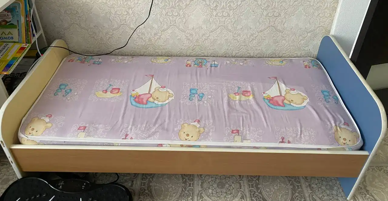 Продам кровать с матрацем 140*60